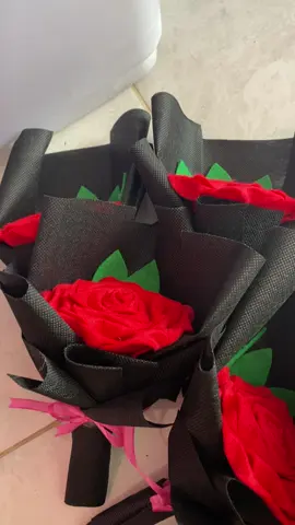 Buket single flanel #buketflanel #buketflaneljakarta #buketflaneltangsel #buketmawar #buketwisuda #mawarsingle #mawarflanel 