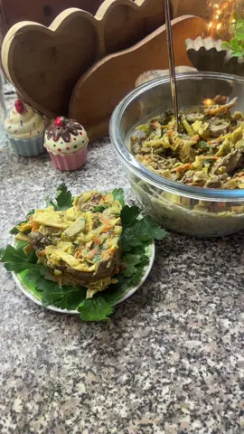 Необхідні продукти: -400 г. Курячої печінки  -1 цибуна порізана півкільцями  -1 натерта морквина -Олія для обсмажування цибулі з морквою та самої печінки -борошно для обвалювання печінки та 1 десертну ложку для млинців  -2 яйця -сіль/перець до смаку - 3-4 квашених або маринованих огірків  - майонез або сметана з гірчицею (краще діжонська) #салатзпечінки #салатик#рецептсалата #наготувала #рецептдня 