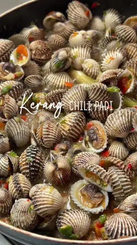 Kerang Tumis Chili Padi  Bahan:  Kerang rebus Bumbu: Bawang merah Bawang putih Cabe rawit hijau Cabe rawit merah Saos tiram Garam, penyedap Asam jawa . #kerang #resepkerang #kerangsaospadang #kerangcilipadi #chilipadi #cilipadi #resepkerang #kerangsaostiram #fyp #masaksimple 