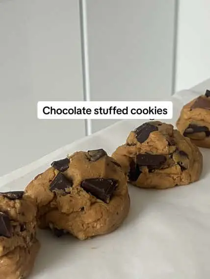 Ingredients for 6 big chocolate stuffed cookies : * 115g cold butter cut into small pieces * 190g of brown sugar * 1 tsp of liquid vanilla extract * 6 tbsp of chocolate spread (I used nocciolata, use anything but Nutella ahah) * 1 egg * 250g of flour * 1 tablespoon cornstarch * 1/2 teaspoon baking soda * 1 pinch of salt * 200g dark chocolate, chopped by hand Steps : 1. Preheat the oven to 180 degrees Celsius. 2. With a tablespoon, form 6 balls of chocolate spread on a plastic foil and put it in the freezer so they harden.  3. Put the cold butter and brown sugar in the bowl of a food processor, mix until smooth. 4. Add the liquid vanilla extract and the egg, mix again. 5. Add the flour, cornstarch, baking soda and a pinch of salt and mix. 6. Finish by adding the dark chocolate. 7. Form cookie balls with a large spoon or an ice cream scoop. 8. Dig a little hole in the middle, place the freezed nocciolata and cover with cookie dough so it’s « trapped ».  9. Bake for 12 to 14 minutes at 180 degrees. 10. Place the cookies on a cooling rack with a spatula where they will finish baking and cool. 11. If you like, add a pinch of fleur de sel and enjoy! #EasyRecipe #cookie 