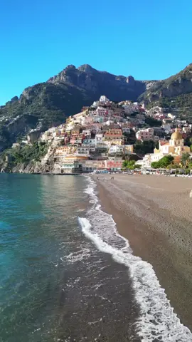 Majestic cliffs cradle the pastel-painted houses of Positano, a breathtaking symphony of nature and architecture✨🇮🇹 Book your exclusive private boat excursion with #PositaneseTour ⛵️ #positano #italy #wonderful_places #amalficoast #italia #travel #beautifuldestinations #wonderful_places #travelgram #travelawesome #fantastic_earth #earthfocus #earthpix #picoftheday #instatravel #photooftheday #nature #instagood #places_wow #wanderlust #italian #natgeotravel #bestvacations #travellingthroughtheworld #positanoitaly #destinosimperdiveis #discoverearth #paradise #tlpicks