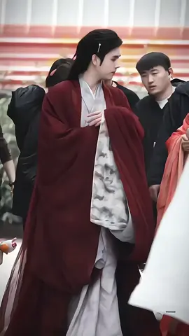 Master in red clothes and flowing hair with a gentle smile #chenfeiyu #陈飞宇 #陈飞宇arthur #arthurchen #wangyinglu #wangyinglu🌸 #aktorchina #offeringfish #献鱼 #xianyu #cdrama #chinsedrama 