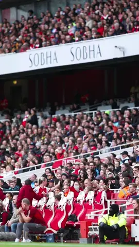 Beth makes her way to the bench in front of a sold out Emirates Stadium  #arsenalwomenedit #arsenalwomen #awfc #arsenal #woso #WomensFootball #womenssoccer #Lionesses #afc #coyg #fyp #foryoupage #foryou #alessiarusso #russo #miedema #viviannemiedema #cloelacasse #fridamaanum #katiemccabe #mccabe 