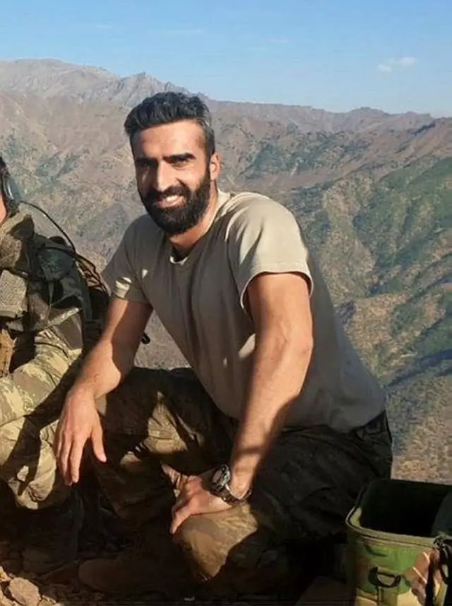 Kuzey Irak'ın Duhok kenti yakınlarındaki Gara dağına ilk kez yapılan kara harekatında.  16 şehit verdiğimiz Gara'ya ilk adımı, atan Piyade yüzbaşı Burak Coçkun olmuştu meslek hayatının büyük bölümü Kuzey Irak'ta geçti.  Coşkun'un, daha önce de Hakurk kampında terör örgütü P*K'nın elebaşlarından Murat Karayılan'ın kullandığı mağaradaki sözde karargahına Türk bayrağını asan Şehit Yüzbaşı Burak Coşkun’du. Gara aslanı Piyade Komando Yzb. Burak COŞKUN Burak Yüzbaşı, yaralanan arkadaşını tahliye etmeye çalışırken 10 ŞUBAT 2021 de kahramanca çatışıp Şehit oldu. Yüzbaşı Burak Coşkun, şehit olduğu zaman 46 yaşındaydı. Şehidin baba evi de Ankara'dadır. Yüzbaşı Burak Coşkun, ailesinin tek oğludur ve 9 yaşında bir kızı vardır. En sevdiklerimiz en önden gitti.. Ruhu Şad Olsun.. #yüzbaşı #türk #mak #yüzbaşıburakcoskun #komando #şehit #şehitleeölmezvatanbölünmez #afrin #pençekilit #team 