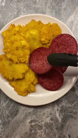 Name a more iconic duo… I’ll wait. Fritos con Salami ASMR #foodasmrsound #republicadominicana #dominicanasmr #food #foodporn #fritosconsalami #salamidominicano #dominicana #FoodTok #rd 