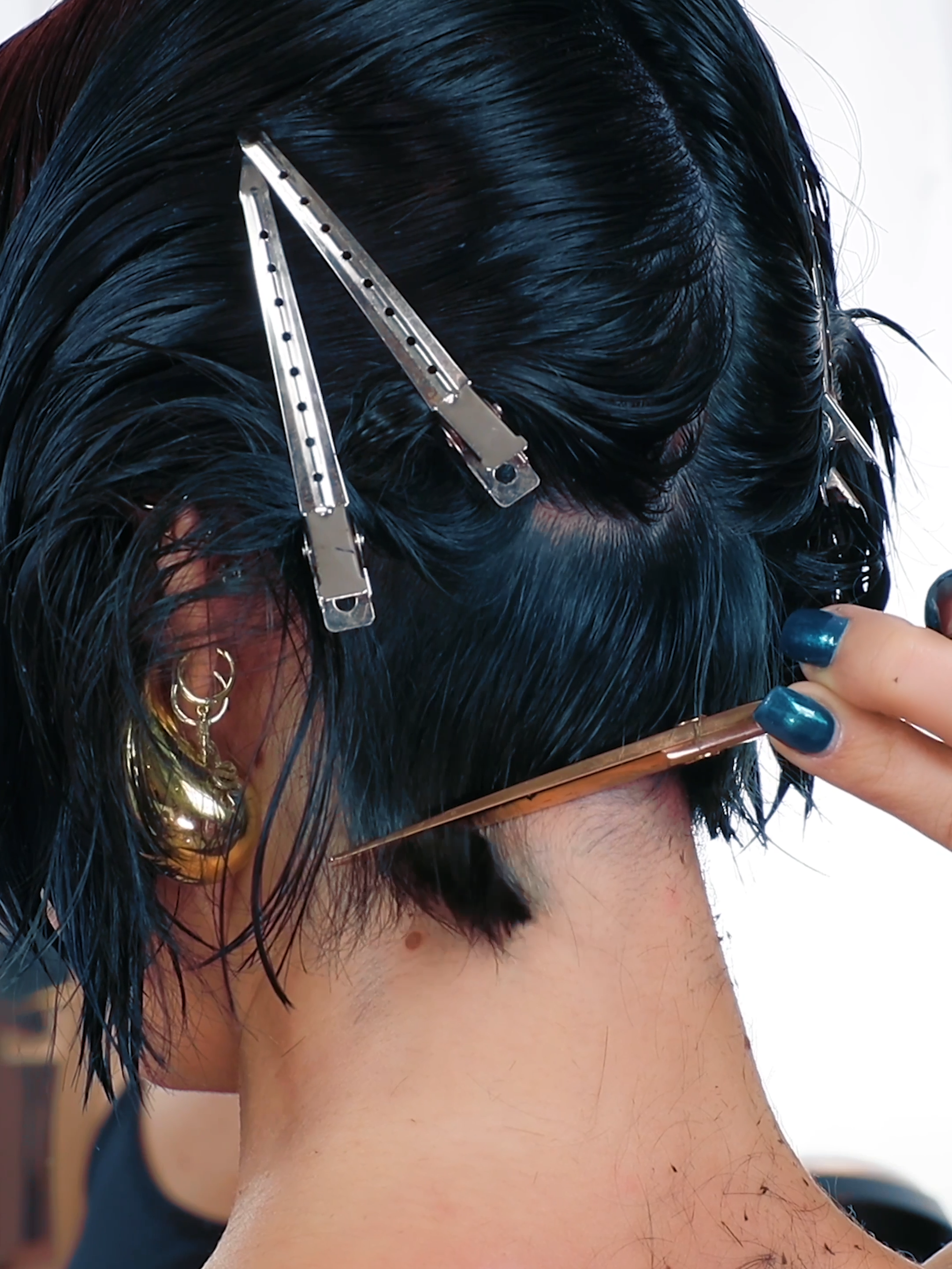 OMG the bob is back!! This is the ultimate short haircut and no one can argue with me about it. That being said it's extremely challenging to do with scissors on yourself but I think it worked! What do you think? #bob #haircut #shorthhair #diy #selfhaircut #hairstylist