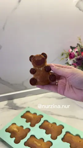 Дәл осы рецептпен барни өте жұп-жұмсақ әрі дәмді болып шығады. Жасап көріңіздер🥰 Барни Сүт/молоко - 150 гр Қант/ Сахар- 180 гр. Жұмыртқа/ Яйца - 3 шт. Ұн/ Мука - 200 гр. Сұйық май/ растительное масло - 50 гр.  Разрыхлитель - 1 ч.л. Ванилин шымшым Какао - 1,5 ст.л. Барни қонжықтарын, алдын-ала 160-180 градуста қызған пеште, 20 минуттай пісіреміз. Қалауларыңыз бойынша ортасына варенка, шоколад салсаңыздар да болады Рецепт ұнаса, ЛАЙК БАСЫП, парақшама тіркеліп алыңыз❤️🥰 #рек #рилс #рецепты #барни #медвежонокбарни #Recipe #recipes #barni #reels 