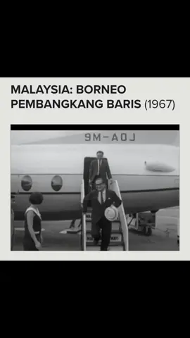 latar belakang:BEKAS MENTERI KETUA SABAH DATO DONALD STEPHENS TIBA DI SARAWAK, SATU LAGI NEGERI MALAYSIA DI BORNEO DENGAN SAMBUTAN BERSEMANGAT OLEH PIHAK PILOT DAN DATO STEPHEN KALONG NINGKHAN, KETUA PARTI PEMBANGKANG MALAYSIA DI SARAWAK. 999999,SEJAK SABAH DAN SARAWAK MENYERTAI PERSEKUTUAN MALAYSIA PADA TAHUN 1963, KERAJAAN PUSAT KERAJAAN TERSEBUT KERANA DI ANTARA BANYAK PARTI PEMBANGKANG, KERAJAAN DAN PEMBANGKANG, TERHADAP PERANAN KERAJAAN PUSAT DALAM HAL EHWAL KEDUA-DUA. PERTUBUHAN KADAZAN PASOKMOMOGUN BERSATU (UPKO) YANG DIKETUAI OLEH DATO DONALD STEPHENS BERPISAH DARIPADA PARTI PAKATAN PEMERINTAH ATAS PERBEZAAN DENGAN KERAJAAN PUSAT DAN MENJADI PEMBANGKANG. UPKO DAN SNAP (PARTI NEGARA SARAWAK) YANG DIKETUAI OLEH BEKAS MENTERI BESAR SARAWAK DATO STEPHENS KALONG NINGKHAN JUGA MENJADI PEMBANGKANG SELEPAS BERGADUH DENGAN KERAJAAN PUSAT. KEDUA-DUA PIHAK KINI TELAH BERSAMA UNTUK MEMBENTUK PEMBANGKANG YANG BERKESAN MENENTANG KERAJAAN PUSAT DI KUALA LUMPUR. 999999,KEDUA-DUA LELAKI MERUPAKAN BEKAS KETUA MENTERI NEGERI MEREKA, DENGAN PENGARUH YANG SANGAT LUAS DALAM KALANGAN MASYARAKAT BUKAN MELAYU -- KADAZAN DI SABAH, DAN DYAKS DI SARAWAK. PEMIMPIN SELEPAS MESYUARAT BERHARAP KERAJAAN PUSAT AKAN MENGAMBIL Stok PADA ULANGTAHUN KEEMPAT MALAYSIA (31 OGOS) DENGAN BERANI MENGAKU KESILAPAN YANG DIBUAT DAN MEMPERBAHARUI LAPORAN BAGI MEMBAWA SEMANGAT BARU DI MALAYSIA. KOMUNIK YANG DIKELUARKAN OLEH PEMIMPIN DUA PARTI SELEPAS PERTEMUAN DUA HARI BERKATA SEMANGAT BARU HARUS TERDIRI DARIPADA KEBEBASAN TULEN DI MANA KERAJAAN PUSAT BERSETUJU UNTUK MEMBUAT APA SAJA PERUBAHAN YANG DIPERLUKAN UNTUK MENGUKUHKAN MALAYSIA. 999999,KOMUNIK BERKATA KEDUA-DUA PIHAK KESAL DENGAN FAKTA BAHAWA AKHBAR DI TANAH BESAR MALAYA TELAH DIBAWA TEKANAN DARIPADA KERAJAAN UNTUK MEMBERIKAN GAMBAR SEPIHAK PERISTIWA DI SABAH DAN SARAWAK