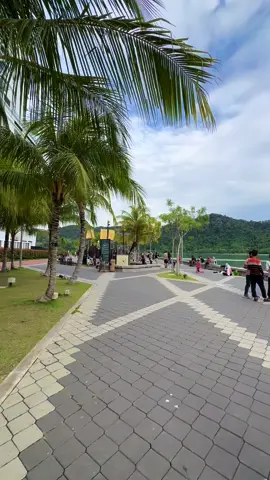 Queens Waterfront Viewing Spot Nice scenic views of the surrounding area from the waterfront. Jerejak Island just on the opposite side. Both bridges are visible with the first bridge being the nearest.Persiaran Bayan Indah, Bayan Lepas, Pulau Pinang, Malaysia