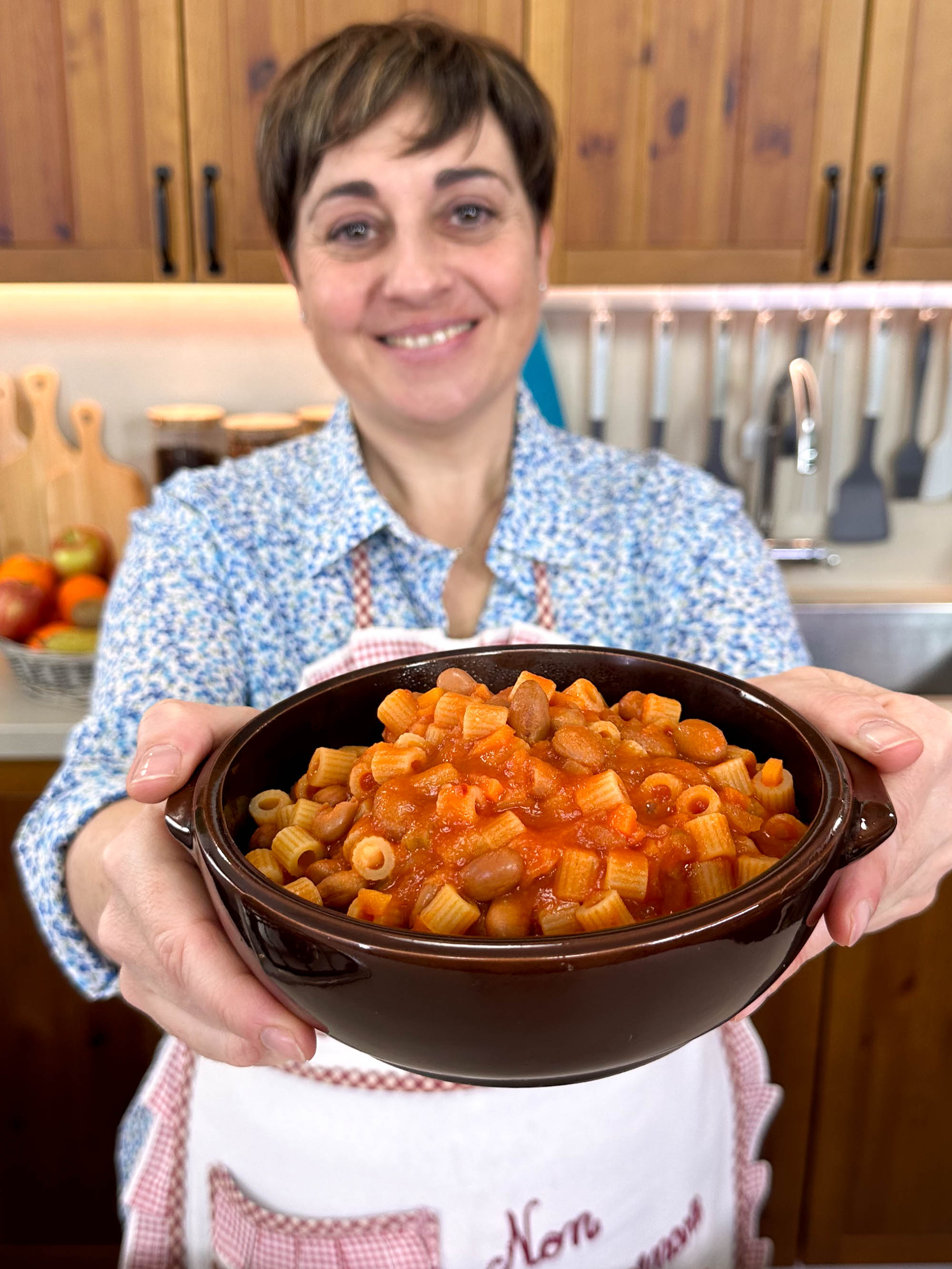 PASTA E FAGIOLI Uno dei miei comfort food preferiti ❤️ INGREDIENTI 400g fagioli precotti 200g ditali rigati 400g passata di pomodoro 1 cipolla 1 carota 1 costa di sedano peperoncino q.b. (facoltativo) 2 foglie alloro (facoltativo) olio d’oliva q.b. sale fino q.b. 500ml acqua PROCEDIMENTO In una pentola bella capiente facciamo soffriggere con un po’ d’olio sedano, carota e cipolla tritati. Poi aggiungiamo, se ci va, un po’ di peperoncino nel soffritto. Uniamo la passata di pomodoro e aggiungiamo l’alloro e il sale. Facciamo cuocere per qualche minuto. A questo punto mettiamo i fagioli e li facciamo insaporire per bene. Ora togliamo le foglie d’alloro e versiamo mezzo litro di acqua. Non appena l’acqua raggiunge il bollore, aggiungiamo la pasta e la facciamo cuocere. A fine cottura aggiustiamo di sale e se vediamo che si asciuga troppo, aggiungiamo un po’ di acqua calda. Una volta pronta, impiattiamo la nostra pasta e fagioli in una bella terrina rustica. Eccola pronta! Gustiamola calda e fumante e buon appetito! #ricetta #ricettafacile #ad #pastaefagioli #pasta #fagioli #ricettaveloce #videoricetta #cosacucino #cosacucinooggi #fattoincasadabenedetta #benedettarossi