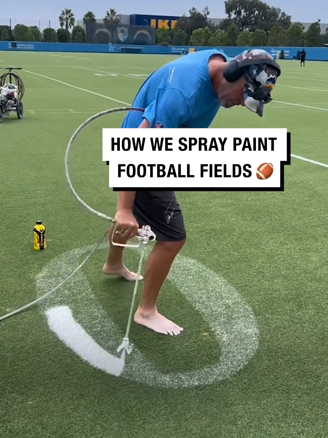 I can't believe he does it freehand! 😱🤯 🎥 @j.sprays  #UNILAD #foryou #foryoupage #fyp #NFL #football #footballtiktok #footballfield #asmr #satisfying #process #spraypaint #sport #CollegeFootball