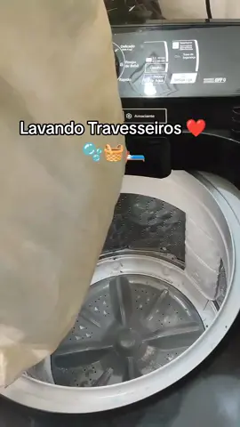 AQUELE TRAVESSEIRO BEM CHEIROSO E LIMPINHO ❤️🛏️🧺🫧 #lavarroupas #donadecasa #rotina #vibedodia #organização #limpeza #lavagemderoupa #satisfatório #satisfatórioerelaxante 