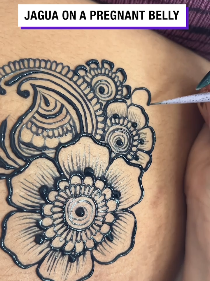 That’s such a beautiful idea though; that you could influence a birthmark through henna/jagua on a pregnant belly 🥺 (🎥: @gopihenna) #hennadesign #pregnancyhennaart