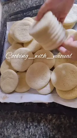 عجين ميني بيتزا ناجح من اول تجربة كيجو رطبين و خفاف و مقادير مظبوطة تابعوني على انستغرامcooking_with_naoual@#ميني_بيتزا #ميني_بيتزا_بعجينة_روعة #بيتزا