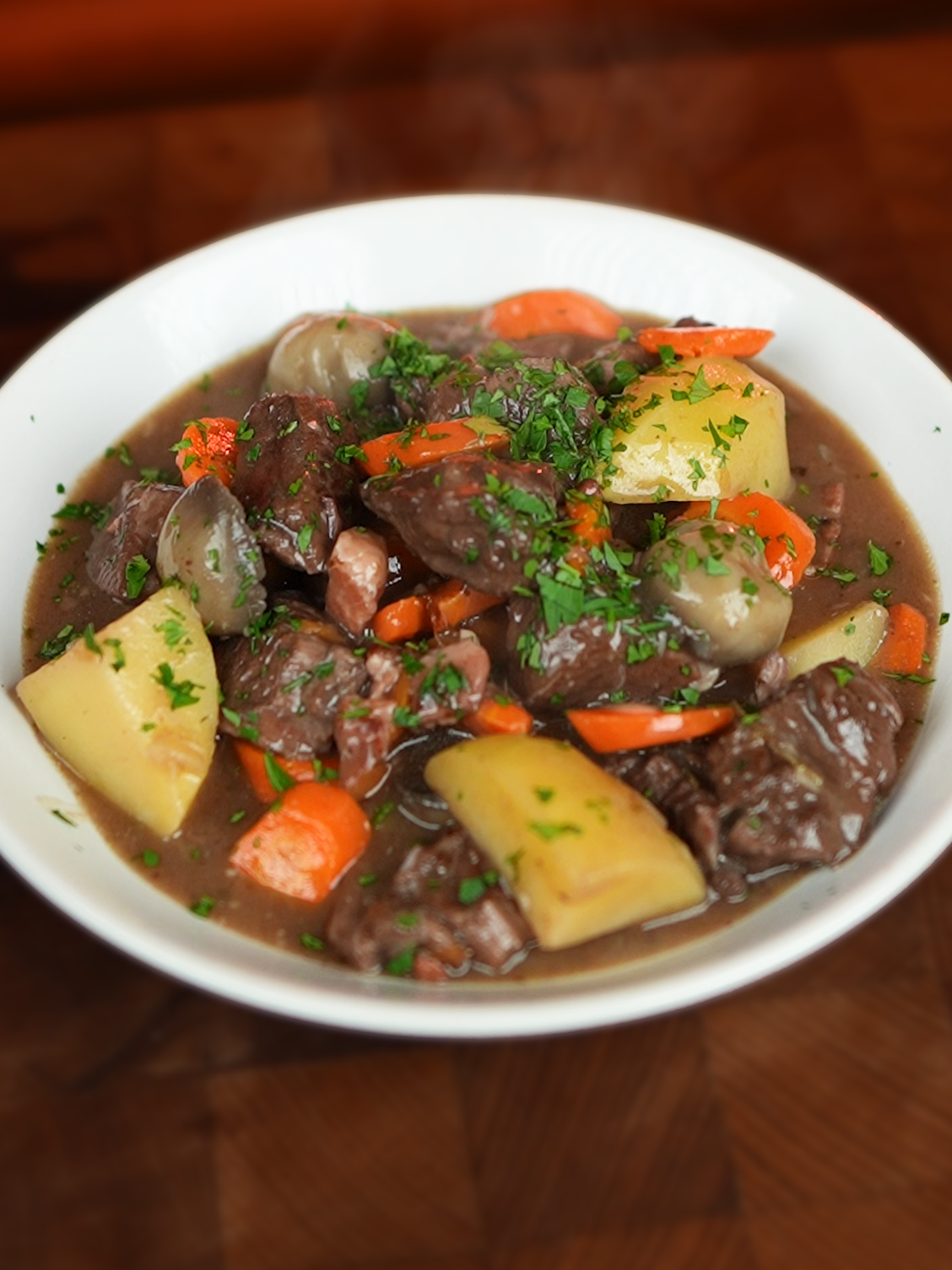 Today I'd like to introduce you to a famous French dish: boeuf bourguignon 🤤 👇 Ingredients : - 600g of meat - 2 or 3 thick slices of bacon - 2 carrots - 6 small onions - 4 potatoes - 150 g mushrooms - parsley - Thyme and bay leaf - salt - ½ litre red Burgundy - 800 ml stock of your choice - Oil for cooking the meat - Cover and cook over a low heat for 2 hours. - Add 20 minutes to the cooking time when you add the mushrooms and potatoes. - Be aware that beef bourguignon is best reheated the next day. #tiktokfood #food #cooking #Recipe #frenchfood #asmr