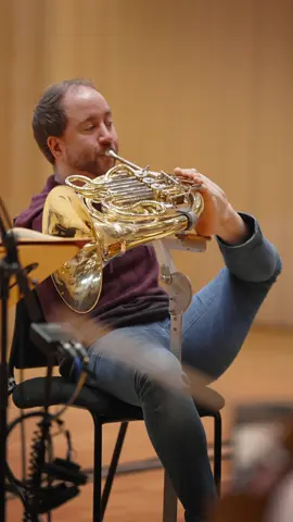 Extraordinary musician Felix Klieser rehearsing Mozart’s Horn Concerto No4 with the Royal Scottish National Orchestra. Felix, who was born without arms, started playing at the age of 5!  . . #rsno #royalscottishnationalorchestra #classicalmusic #felixklieser #frenchhorn #frenchhornplayer #musician #musiciansoftiktok #classicalmusician #classictok #Scotland #fyp 