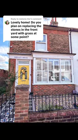 Replying to @melanie.hlzr Our house was originally a shop so the outside had paving and never grass. This was later turned into a concrete drive that we’ve filled with stones instead 🫶🏻 