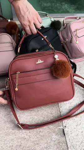 “Dê uma espiada nesta bolsa deslumbrante! 👜✨ Com alça de ombro para conforto máximo, duas divisões internas com zíper para manter tudo organizado, e um toque extra fofo com seu próprio pompom e chaveiro com um coraçãozinho! ❤️ Pronta para ser sua companheira de estilo em todos os lugares! #Moda #Bolsa #Acessórios #Estilo”
