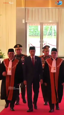 Presiden Joko Widodo hadiri pembukaan Sidang Istimewa Laporan Tahunan Mahkamah Agung Tahun Anggaran 2023, ruangan Assembly Hall Convention Centre (JCC) Senayan, Jakarta, pada Selasa 20 Februari 2024. Saat memasuki, gamelan “Ladran Raja Manggala” yang mengiringi langkah Presiden Jokowi bersama Ketua MA dan Wakil Ketua MA Bidang Yudisial dan Bidang non Yudisial beserta Ketua-Ketua Kamar MA.