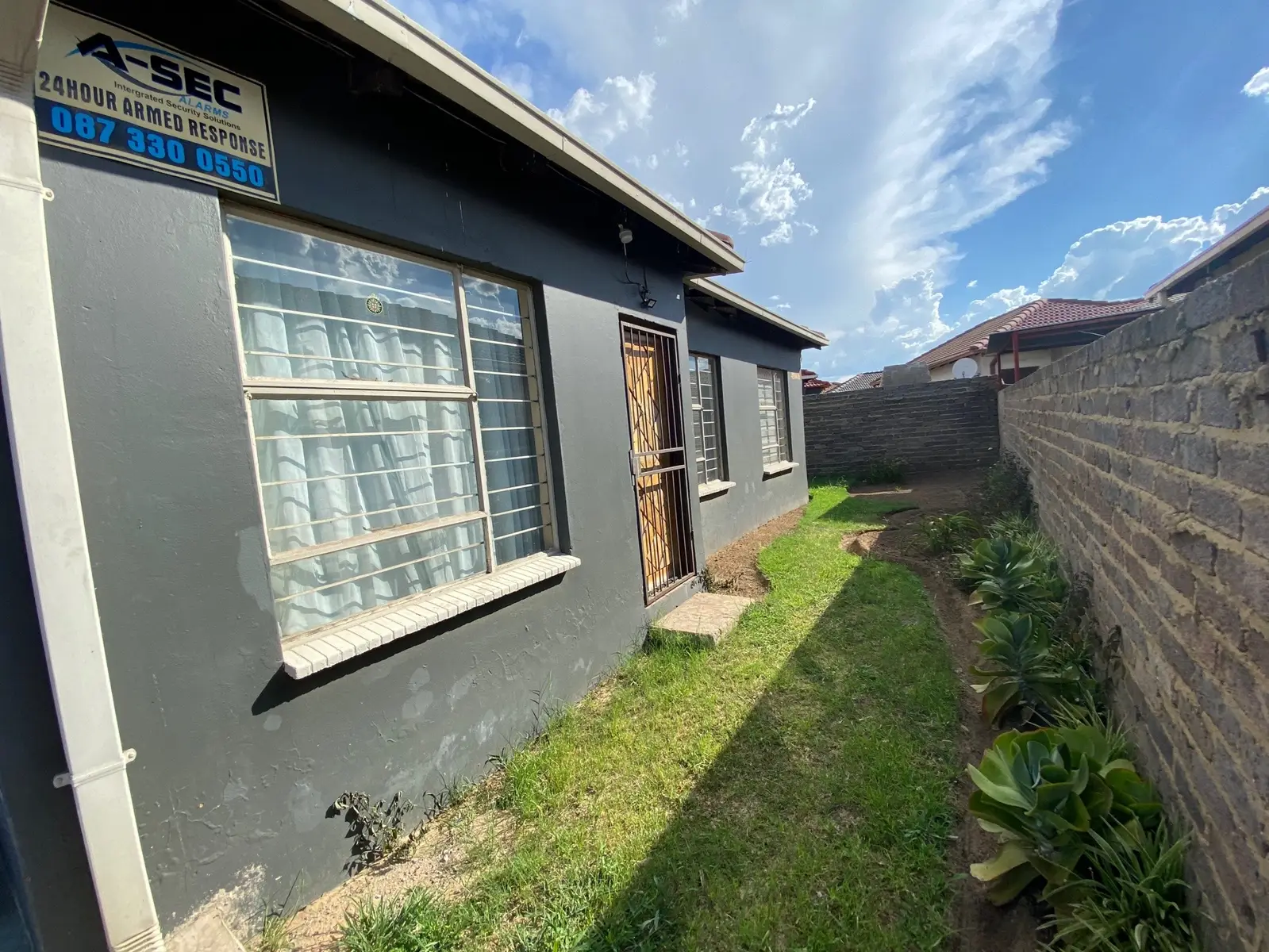 A beautiful 3 bedroom house is for sale in CE7 for R700 000 … #vanderbijlpark #forsale #housepictures1ฟรี1 #propertytour 