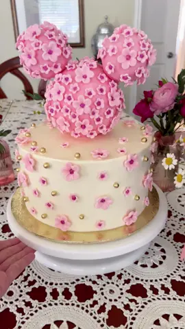 Botanical minnie cake🌸✨#cakedecorating #cake #cakes #cakeart #cakesoftiktok #desserttable 