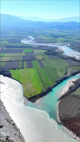 Ja si duket lumi Shushicës dhe lumi Vjosës nga fshati Hambar 🇦🇱🇦🇱🇦🇱 #shqiptaretneperbote🇦🇱🌍 #vjosa #hambar #cakran #fshatratshqiptare #lumivjosa #super_albania #varibopi #gorishova #vlora #shushica #selenica #drashovica #durrës #tirana #foryou #fyp #viral #share #shqiperia #albania 