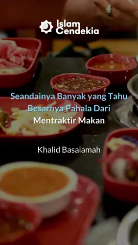 Seseorang bertanya kepada Rasulullah saw,  “Apakah amalan yang paling baik di dalam Islam?” Rasulullah menjawab: “Memberi makan, mengucapkan salam kepada orang yang dikenal maupun yang tidak dikenal” (HR. Muslim). Jika kita bisa mentraktir orang berarti Allah sudah memberikan rezeki lebih, maka dari itu tidak ada salahnya untuk berbagi dengan mentraktir makan.  #ceramahkhalidbasalamah #khalidbasalamah #ceramahustad #tausiyah #traktirmakan #traktirteman #traktirtemanmakan #berbagimakanan #berbagi #pahalatraktirmakan #pahalaberbagi #pahala #berbuatbaik #fyp #fypシ #islamcemdekia