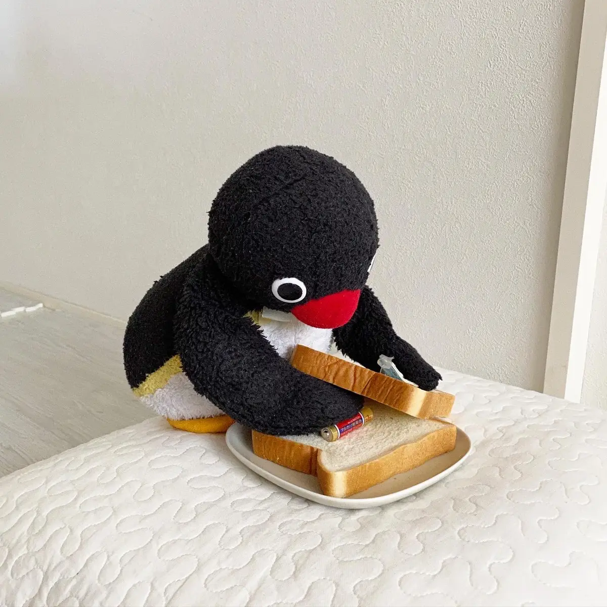 🐧🤔🔋 ・ #ピングー #pingu #ぬい撮り #ペンギン #penguin #🐧 #電池 #battery #stuffedanimals #plushies #nootnoot #japan 