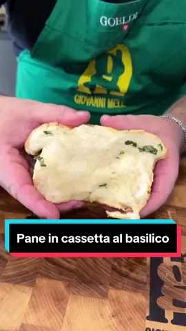 PANE IN CASSETTA AL BASILICO 🍞  Salva la ricetta e seguimi 💙 Questo pane in cassetta così soffice è l’esempio lampante di come da un’esperimento fallimentare possiamo Comunque ricavarci un prodotto buonissimo 😍 Vi fidate di me?  Andiamo ad impastare 🥰 INGREDIENTI 👇🏻 - 470g farina tipo 0 - 8 g lievito di birra fresco  - 6 g sale fino - 35 g zucchero semolato - 300 g acqua a temperatura ambiente - 40 g olio evo Per il condimento: - 100 g burro a temperatura ambiente - Basilico qb PROCEDIMENTO 🍞: ✅ in ciotola o in planetaria mescolare prima gli ingredienti secchi, tranne il sale. Aggiungere acqua e olio, impastare finché l'impasto non è liscio, unire il sale e chiudere l’impasto. Non deve attaccare alle mani e la ciotola deve essere pulita. ✅ mettere l'impasto in una ciotola coperta da pellicola e attendere il raddoppio. ✅ nel frattempo aggiungere il basilico al burro e mescolare bene fino a formare una crema. ✅ una volta raggiunto il raddoppio, sgasare l’impasto, versarlo su una spianatoia e dare una forma rettangolare. Spalmare in superficie la crema di burro e basilico. Dividere l’impasto in tanti quadrati della stessa dimensione (potete utilizzare anche uno stampino per biscotti). Impilare tutti i rettangoli uno sopra l'altro formando 2 o 3 pile. ✅ Disporre le pile in una teglia da plum-cake e fare lievitare, di nuovo, fino al raddoppio. Ci vorrà circa 1 ora (o di più, dipende dalla temperatura che avete in casa) ✅ Cuocere in forno statico, preriscaldato, a 180º C per circa 30 minuti o fino a quando non lo vedete ben colorato. Ora non vi resta che taggarmi nelle vostre repliche e goderne insieme a me 🫂💙 #pane #bread #paneincassetta #giovannimele #imparacontiktok #ricettepervoi #campania #napoli #perte #foryou #fyp #ricettafacile #ricettaveloce #ricetta #ricette #ricettefacili #ricetteveloci #fattoincasa #homemade #neiperte #viral 