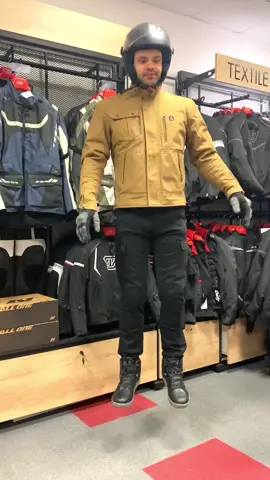 Les tenues ALL ONE t'accompagnent toute l'année ! Les équipements : Tenue 1 : Veste Madison Camel/Kaki Pantalon Cargo Noir Basket Flip Casque Artemis Evo Gants Bristol Tenue 2 : Veste Bergame Jean Coolmax Casque Horus Bold Gants kyoto Tenue 3 : Ensemble Canyon Kaki Bottes Evasion Casque Nemesis Tenue 4 : Veste Nevada Pantalon chino Camel