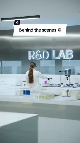 Behind the scenes of all the work the lab girls do to make your favorite products 👩🏻‍🔬🧪 #nichebeautylab #skincare #skincareroutine #laboratory #behindthescenes 