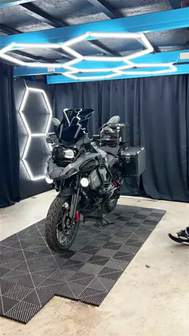 BMW 1250 GS ADVENTURE 🔥 Wij hebben deze BMW 1250 GS Adventure volledig vernieuwd en een gloednieuwe uitstraling gegeven. Zo hebben wij: - Het volledige exterieur aangepakt en gereinigd - Blauwe gloed effect van de volledige uitlaatpijp terug gebracht - De volledige motor zand en vuil vrij gemaakt - Als kerst op de taart een ceramische coating aangebracht voor extra bescherming Ook jouw motor of auto weer zo goed als nieuw maken? Neem contact op voor de mogelijkheden. Contact: Stuur ons een DM Bel/Whatsapp ons naar: 06 48 43 96 26 E-mail naar: info@essacompany.nl www.essacompany.nl #ESSA #fyp #fy #foryou #foryoupage 
