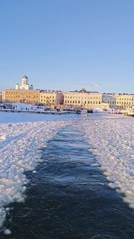 Come with me to Suomenlinna, an island just off the shore of Helsinki 🩵  The route to get there in winter is very cool 🤭 You can enjoy the views of the city skyline while watching the ferry as it goes through the ice. #helsinki #finland #visitfinland #suomenlinna #traveltok #suomitiktok #travelguide #suomi 