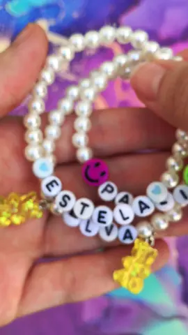 Mini turorial: pulseras elastizadas con nombre para regalar✨ cuál te gustó más? Te leemos👇🏻💓#pulseras #tutorial #buenosaires #accesorios 