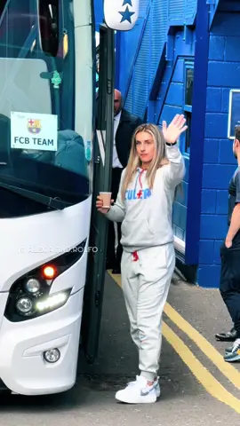 2023 April: English fans outside Stamford Bridge waited for Barça🥸 #alexiaputellas #stamfordbridge #chelsea #uwcl #barcelonafemeni #mapileon #geyseferreira #ingridengen #carolinegrahamhansen #ireneparedes 