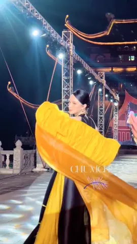 Hoa Hậu Hương Giang catwalk mượt mà tại fashion show 