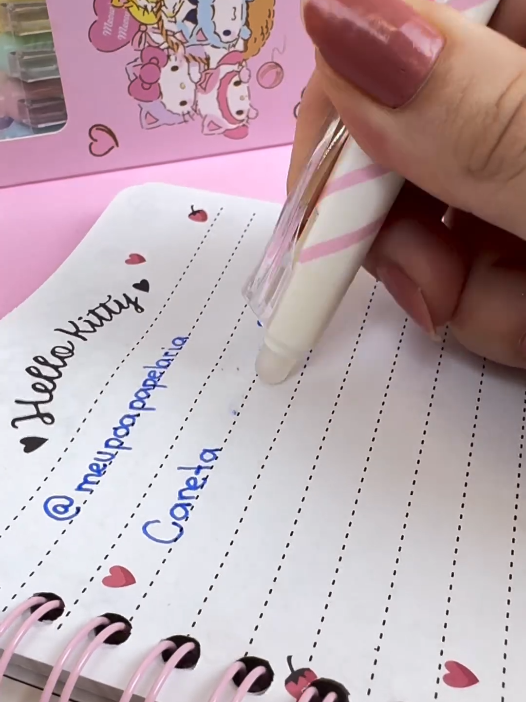 ERROU? ❌ Caneta apagável é a melhor invenção de papelaria e eu posso provar 🫶🏻 Tinta gel, escrita extremamente macia, pontinha fina 0.5mm 😍 ela tem uma borrachinha na ponta para apagar a tinta da caneta, sem deixar manchas ou resíduos 🥰 👉🏻 COMPRA SEGURA | www.meupoa.com.br 🛒 é novo por aqui? use o cupom: PRIMEIRACOMPRA 💌 FRETE FIXO R$12 ou FRETE GRÁTIS para todo Brasil, consulte sua região 🏷️ Caneta Apagável Sanrio R$14,90 #papelaria #papelariaonline #papelariacriativa #papelariafofa #papelariakawaii #hellokitty #sanrio #meupoapapelaria