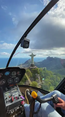 Ver o Cristo lá de cima é maravilhoso! 🚁  #cristoredentor #helicoptero #voo #rj #riodejaneiro #helicopter #rio #viagem 