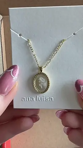 A beautiful rose piece to add to my spring collection of jewelry! It adds elegance and simplicity to any outfit🤭