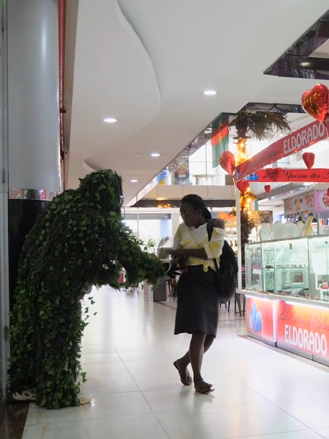 Bushman prank in Abidjan Mall #bushman #bushmanprank #funnyvideos #prank #funny #scareprank #viral #humour #doug__dba #abidjan