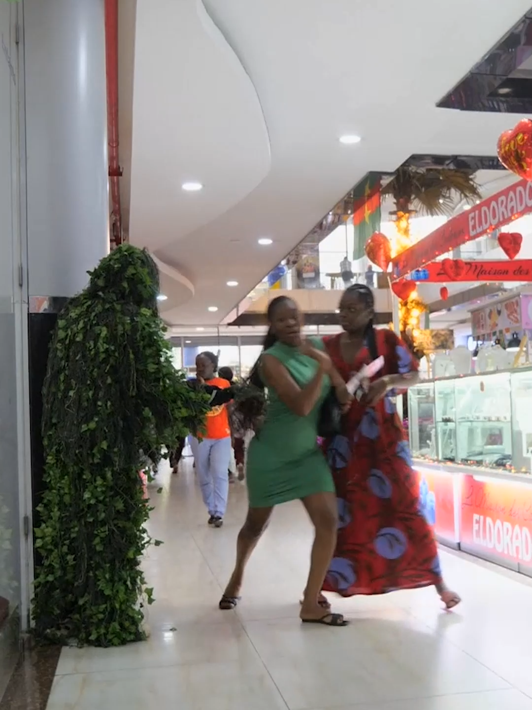 Bushman prank in Abidjan Mall #bushman #bushmanprank #funnyvideos #prank #funny #scareprank #viral #humour #doug__dba #abidjan