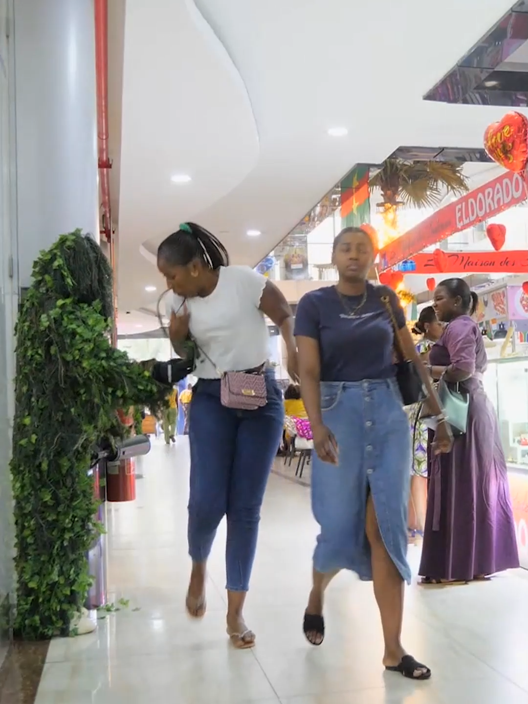 Bushman prank in Abidjan Mall #bushman #bushmanprank #funnyvideos #prank #funny #scareprank #viral #humour #doug__dba #abidjan