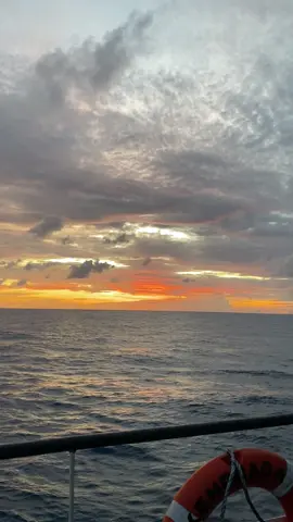 Sunset di kapal #hanyakulikapal #hanyakulikapal⛓️🌍🚢 #pelautindonesia #palaut #pelautpunyacerita #pelautbanyuwangi #pelautmuda #pelautindonesia🇲🇨🇲🇨 #sunset #sunsetlover #pantai #laut #tollaut 
