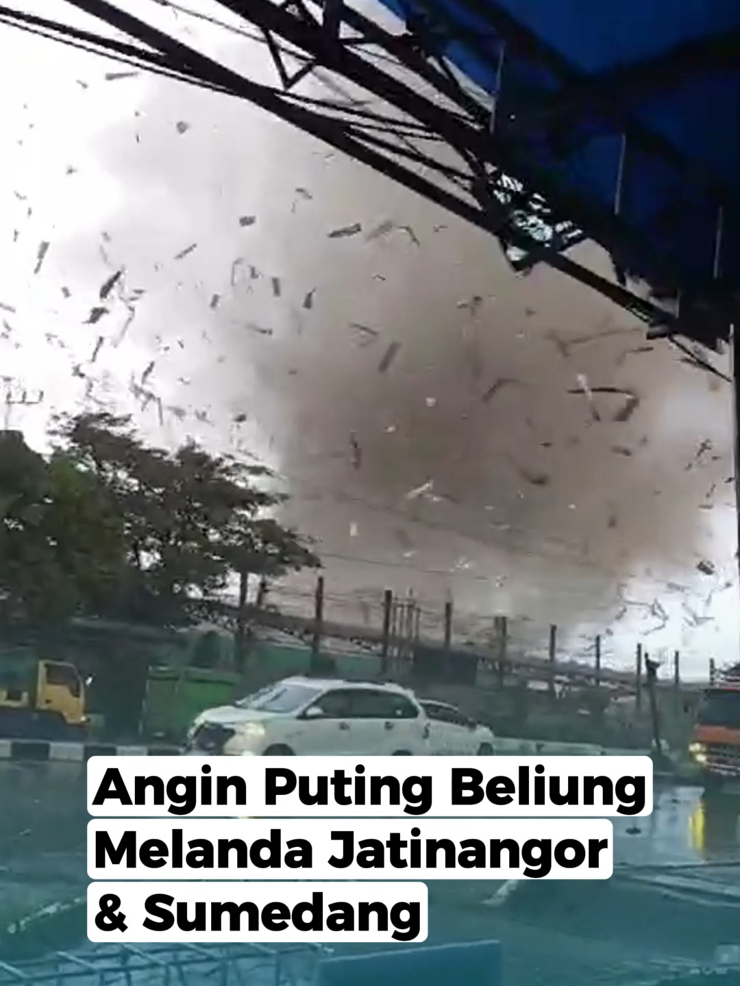 Bencana alam angin puting beliung menerjang lintas wilayah Kecamatan Jatinangor dan Kecamatan Cimanggung, Kabupaten Sumedang pada Rabu, 21 Februari 2024. Melalui informasi yang berhasil dihimpun Jabar Ekspres, sejumlah atap rumah terbawa kencangnya hembusan angin puting beliung, bahkan pohon di kawasan tersebut tumbang. - Ketika dikonfirmasi, Kepala Pelaksana Badan Penanggulangan Becana (BPBD) Kabupaten Sumedang, Atang Sutarno membenarkan, adanya terjangan angin puting beliung. - 