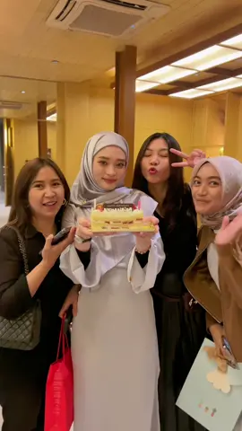 Another year older, another year wiser, aamiin 🤲🏻 Grateful for the lessons learned, the truths uncovered, and the journey of acceptance and growth. Cheers to those who stays by my side, and heartfelt farewells to those who've chosen a different path. Here's to embracing the beauty of evolution and the power of letting go. Happy Birthday to me! 🎉🎂 Happiest bday also to ci lia 🤗🤗 @annaliasetiawan  Thanks for arranging the intimate bday dinner ko and also for the gift @dr. Richard Lee, MARS, ph.D 🫶🏻 #welcome31st 