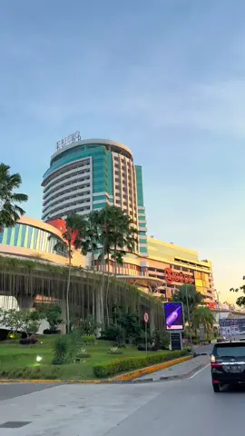 Mall favoritnya orang Samarinda #samarinda #samarindakaltim #sunset #goldenhour #mahakam #jembatanmahkota2samarinda #sunset #sore #fyp #fypシ #bigmall #bigmallsamarinda #mall 