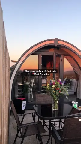 Tag who you would love to stay here with😍 #glasgow #glampinguk #glampingukhottubbreak #staycationintheuk #timbervalleypods #romanticgetaway #lodgeswithhottubs #glampingpod #glamping #accomodation #ukstaycation #EastAyrshire #staycationuk 