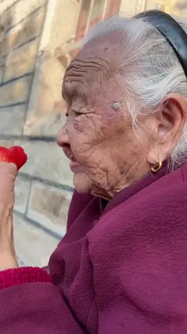 Adorably sour! Recently, a netizen from southeast China’s Fujian Province captured a video of her 97-year-old grandma eating strawberries without wearing dentures. After taking a bite, her facial features twisted due to the sourness. Many Chinese social media users were amused by this moment, recalling their own grandma and hoping this old lady stay healthy. #grandma#strawberry#eating#funnymoment #lol#somuchfun#aww#fyp