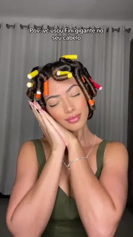 Na vdd sao Flexi Rods ou bigudinho  Lavei o cabelo, não finalizei, e esperei chegar no ponto de úmido para molhado, isso facilita muito na hora de secar. Usei mosse e creme de pentear em cada mecha, desembaracei e coloquei os flexis, a numeração que escolhi foi a 4. Você pode fazer esse processo pela manhã e esperar secar ou fazer pela noite e dormir com eles como eu fiz ( não é muito confortável 🤣 ) No outro dia ainda precisei utilizar secador, quanto mais seco seu cabelo estiver na hora de retirar, melhor será o resultado.  Texturização ótima pra quem está em transição capilar #fy #cabelocacheado #cachostiktok #finalizacaodecachos 