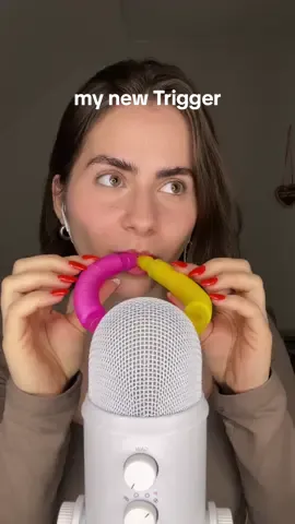 hi this is my new fav trigger #asmr #mouthsounds 